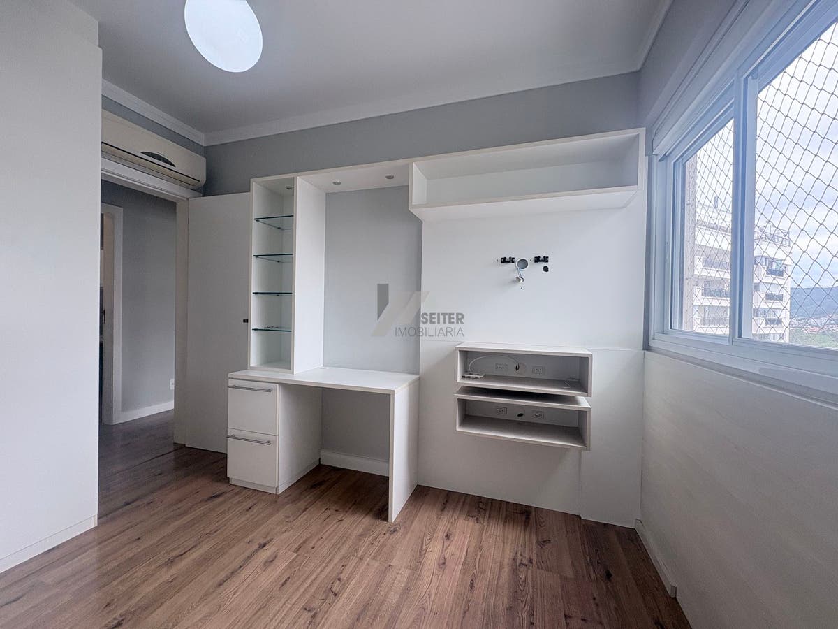 Apartamento mobiliado de 4 dormitorios sendo 2 suites com 3 vagas de garagem a venda Itacorubi