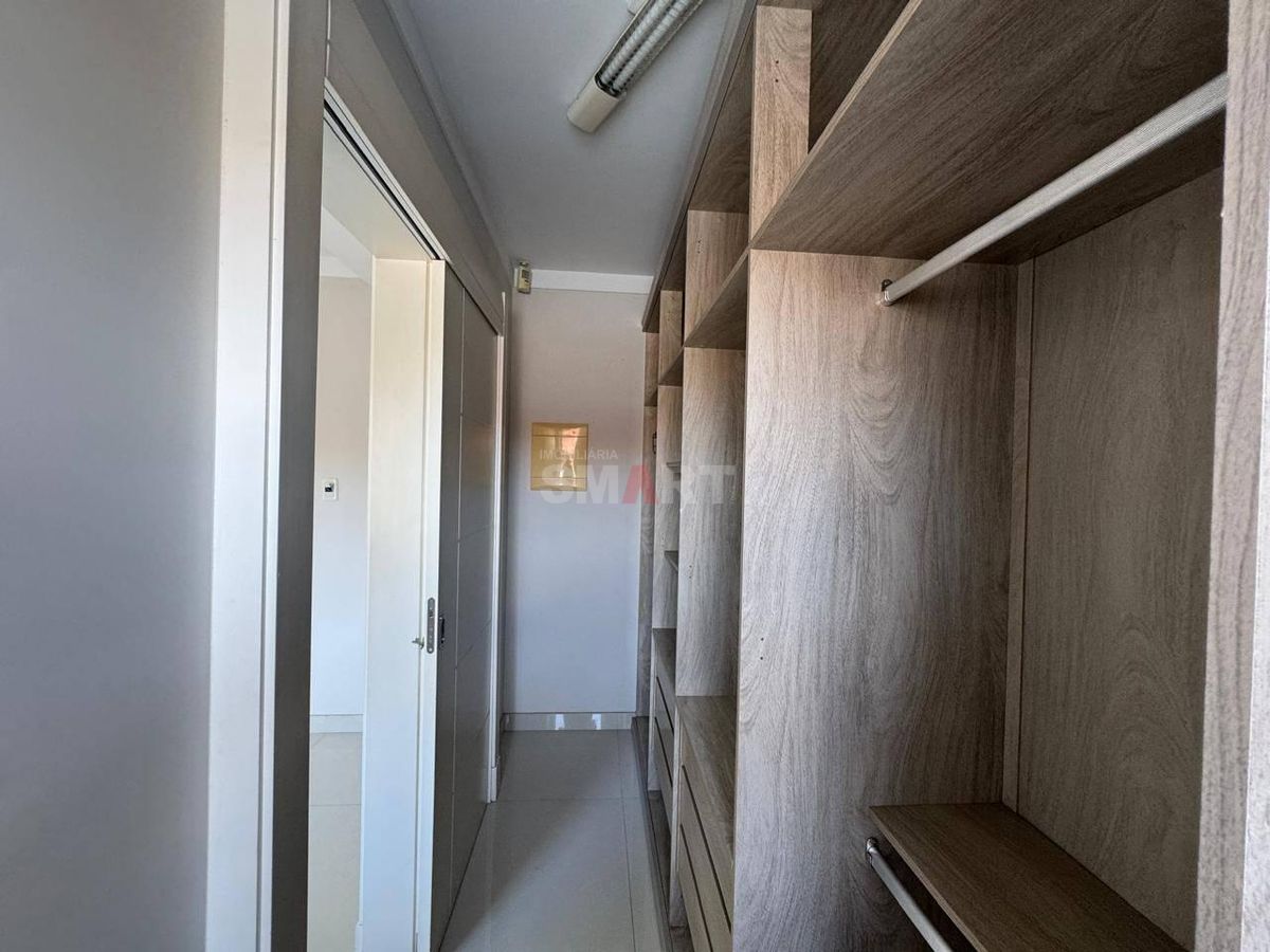 Casa no Centro de Jaraguá do Sul à Venda com Quatro Suítes sendo Uma Master