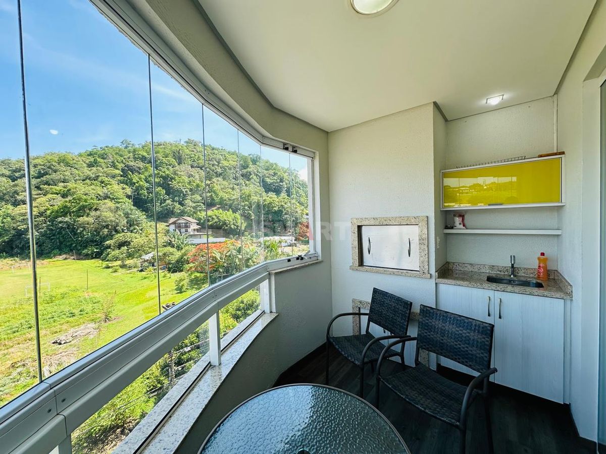 Apartamento 3 quartos (1 suíte) semimobiliado com 2 vagas de garagem e elevador