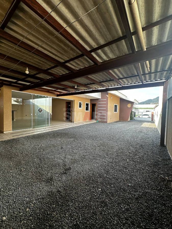 Casa Semimobiliada Suíte + 02 Dormitórios em Três Rios