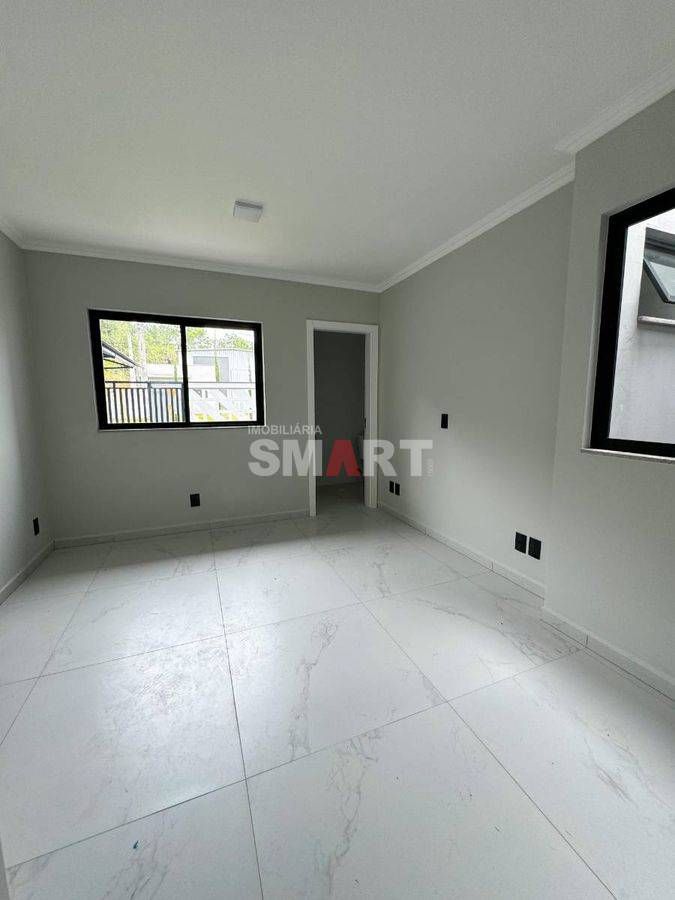 Casa Geminada com 1 Suíte + 2 Quartos e Amplo Espaço de Fundos