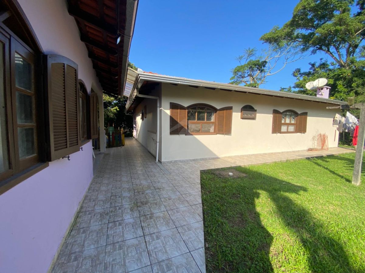Casa com amplo terreno, 3 quartos, centro