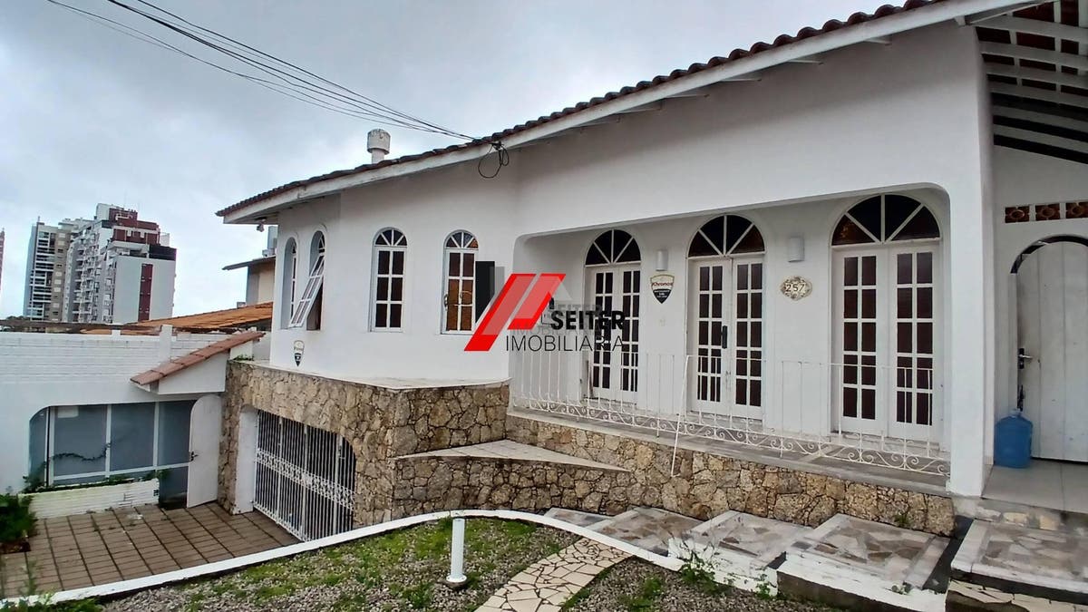 Casa a venda na agronomica