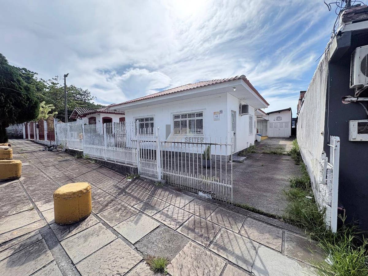 Casa 3 dormitórios com suite para venda Itacorubi Florianópolis
