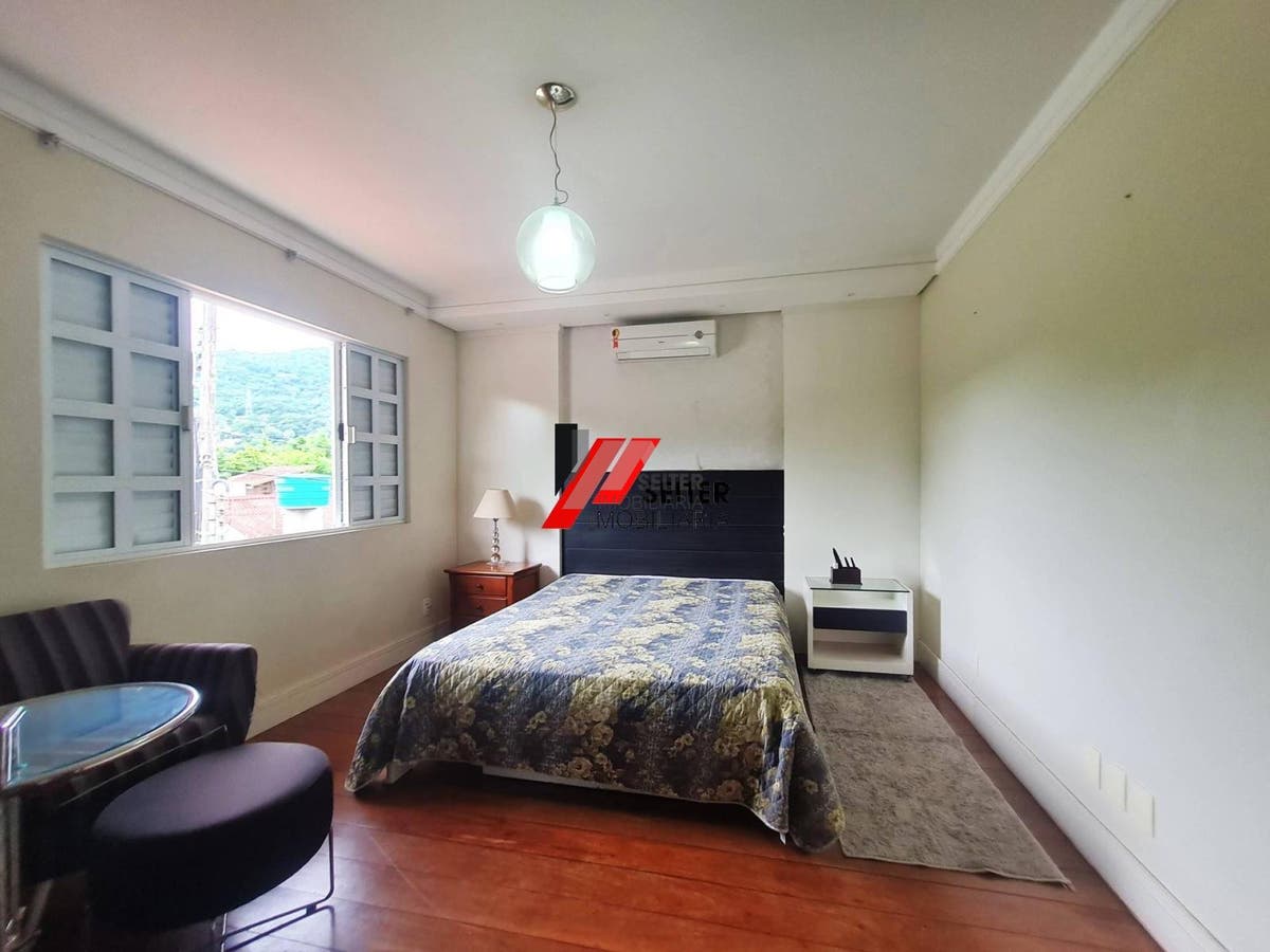 Casa mobiliada à venda em condomínio fechado no Bairro Monte Verde em Florianópolis com 4 quartos sendo 3 suítes