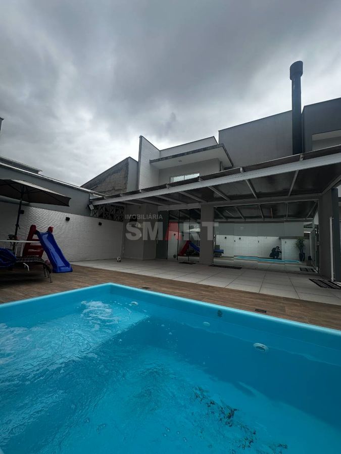 Geminado com 3 quartos e piscina semimobiliado