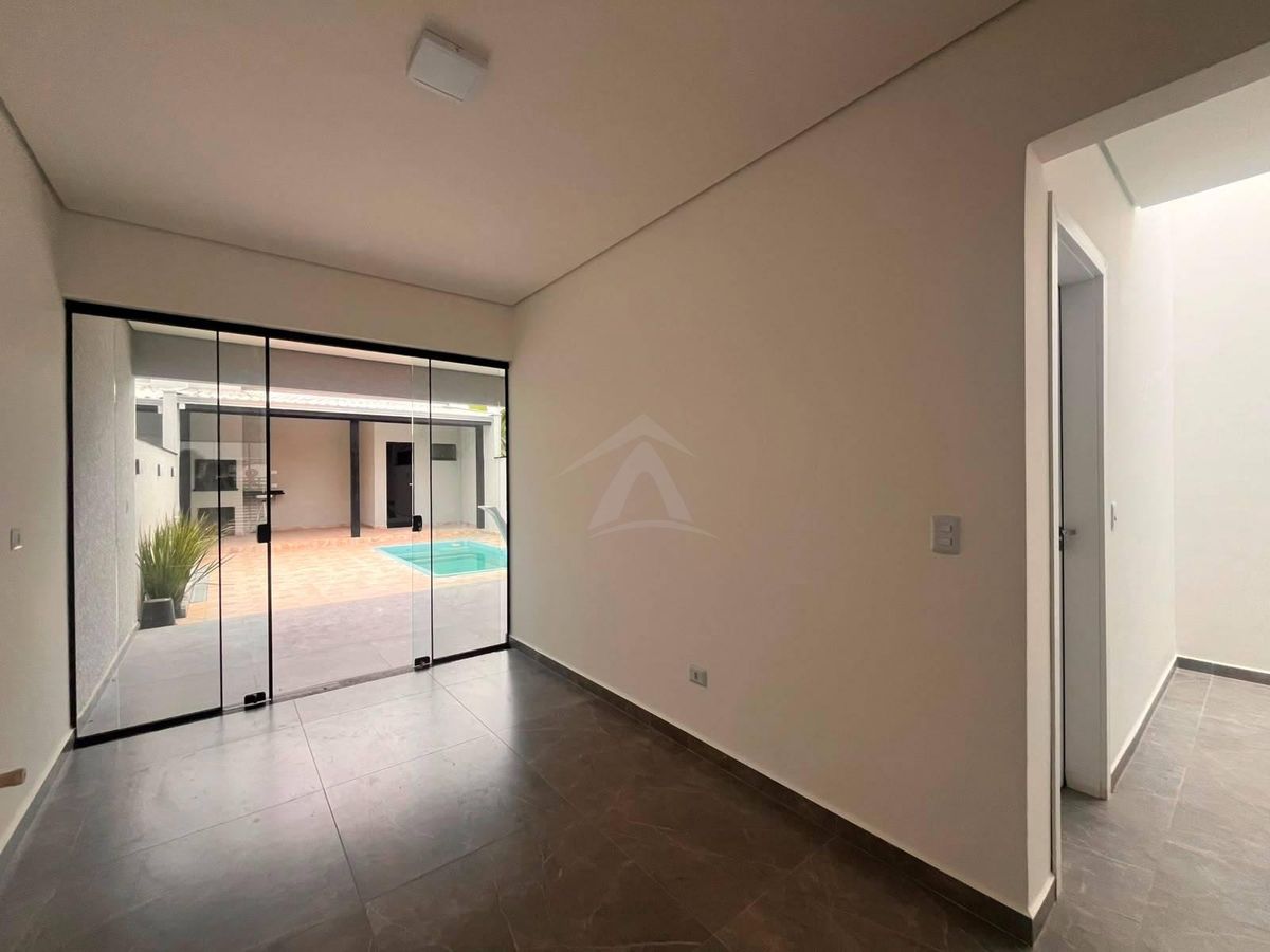Casa com piscina, 3 quartos sendo 1 suite, bal. Principe