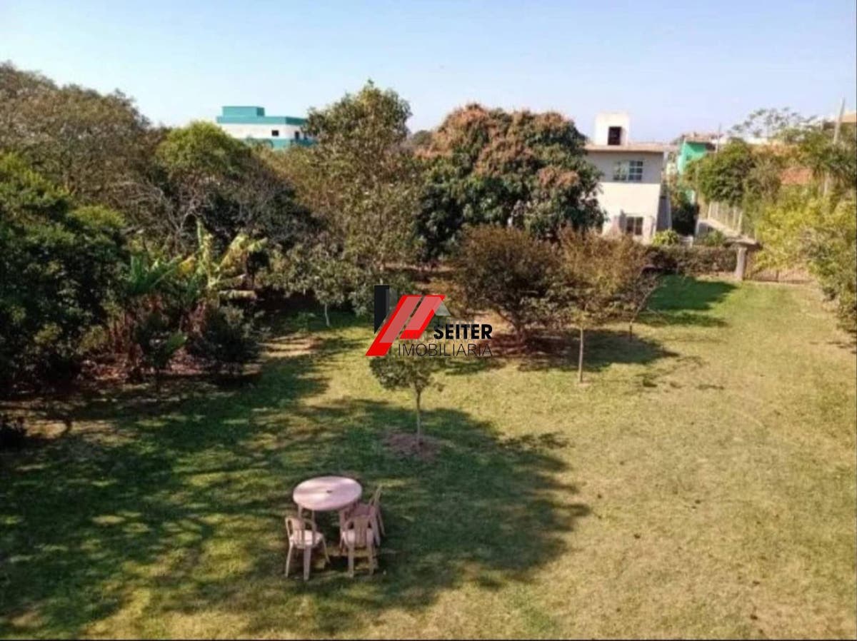 Casa à venda na praia do Santinho com terreno grande à500 metros do mar