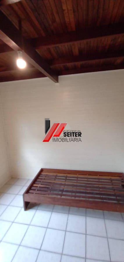 Casa à venda na praia do Santinho com terreno grande à500 metros do mar