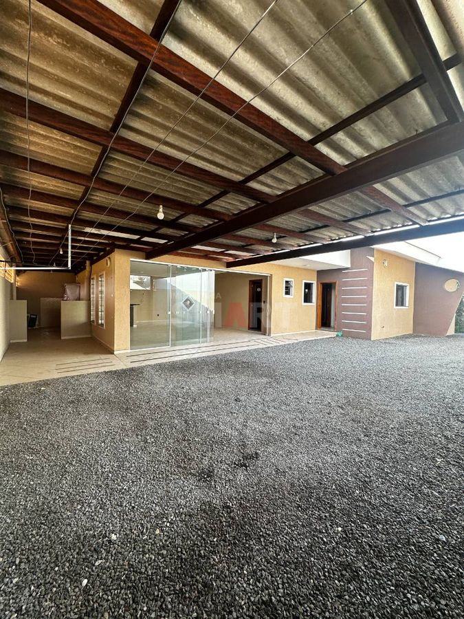 Casa Semimobiliada Suíte + 02 Dormitórios em Três Rios