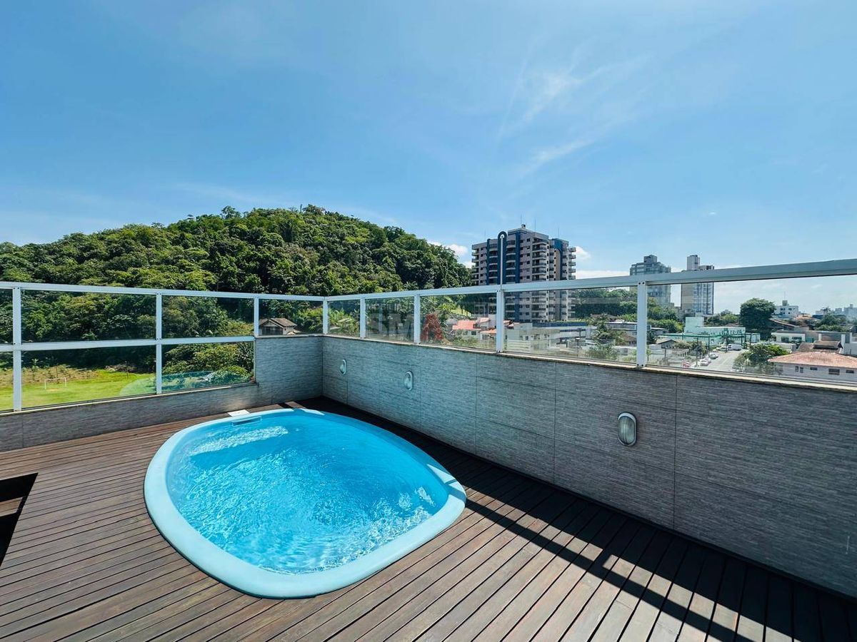 Apartamento 3 quartos (1 suíte) semimobiliado com 2 vagas de garagem e elevador