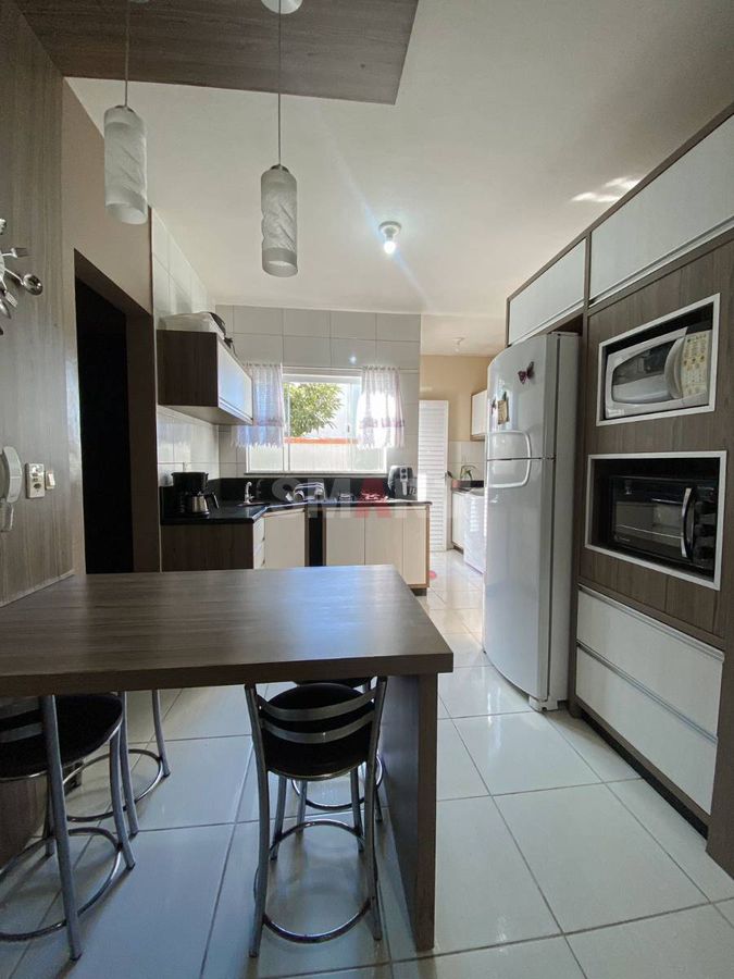 Apartamento Semimobiliado com 2 Quartos no Rau