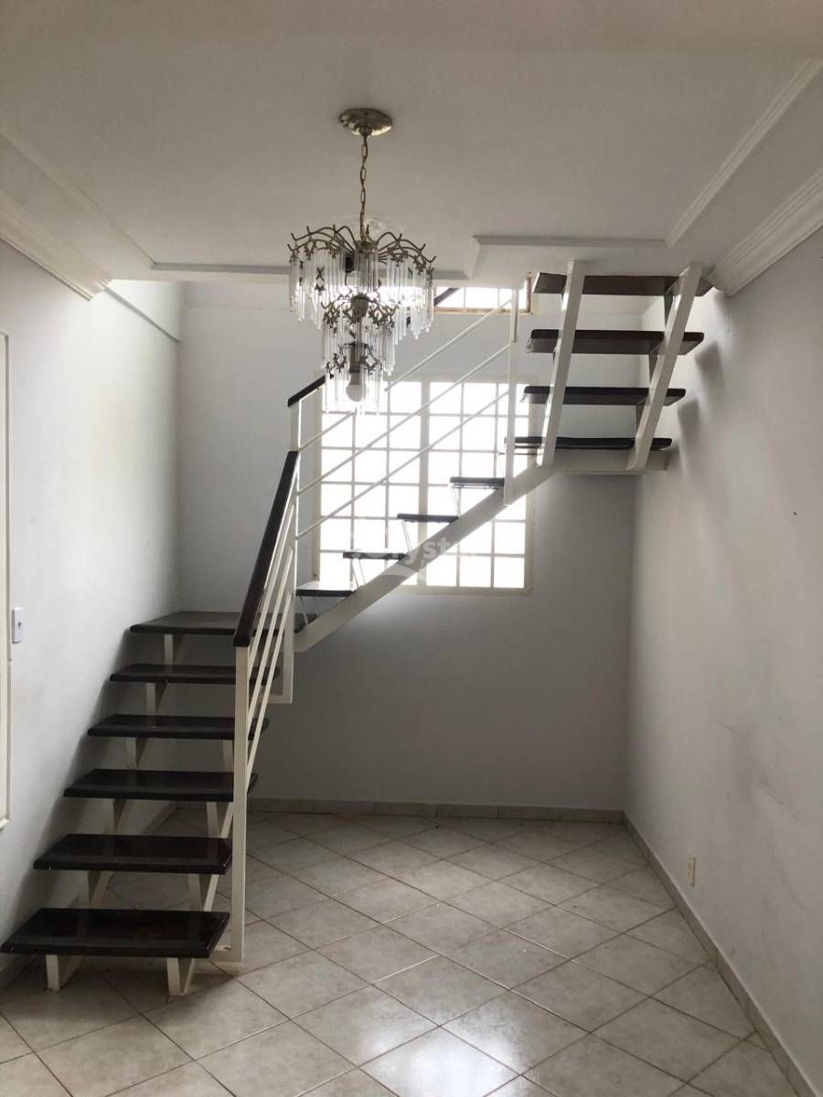 Sobrado à Venda com 1 Suíte com Closet + 2 Quartos, Sala de TV e Sala de Jantar, Área de Lazer com Churrasqueira e Garagem Coberta para 4 Carros em Jussara Maria - Avaré. Foto 2