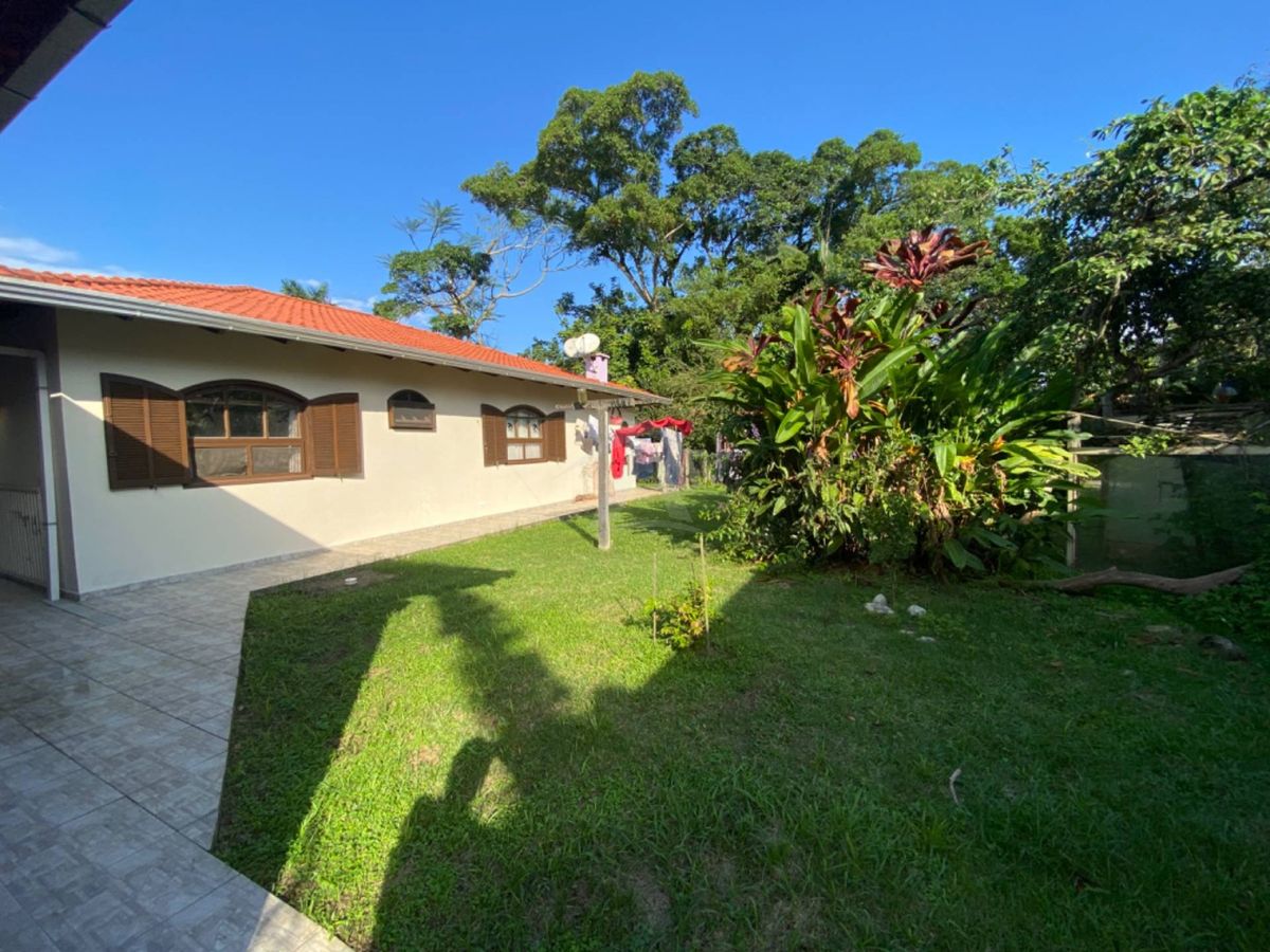 Casa com amplo terreno, 3 quartos, centro