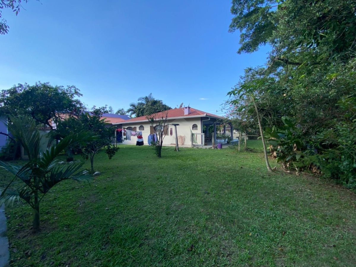 Casa com amplo terreno, 3 quartos, centro
