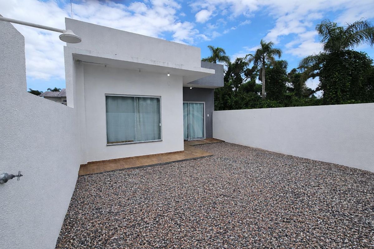 Casa mobiliada com piscina a 550m da praia, 3 quartos sendo 1 suíte, barra do saí