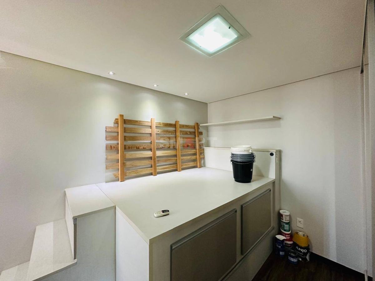 Apartamento 3 quartos (1 suíte) semimobiliado com 2 vagas de garagem e elevador