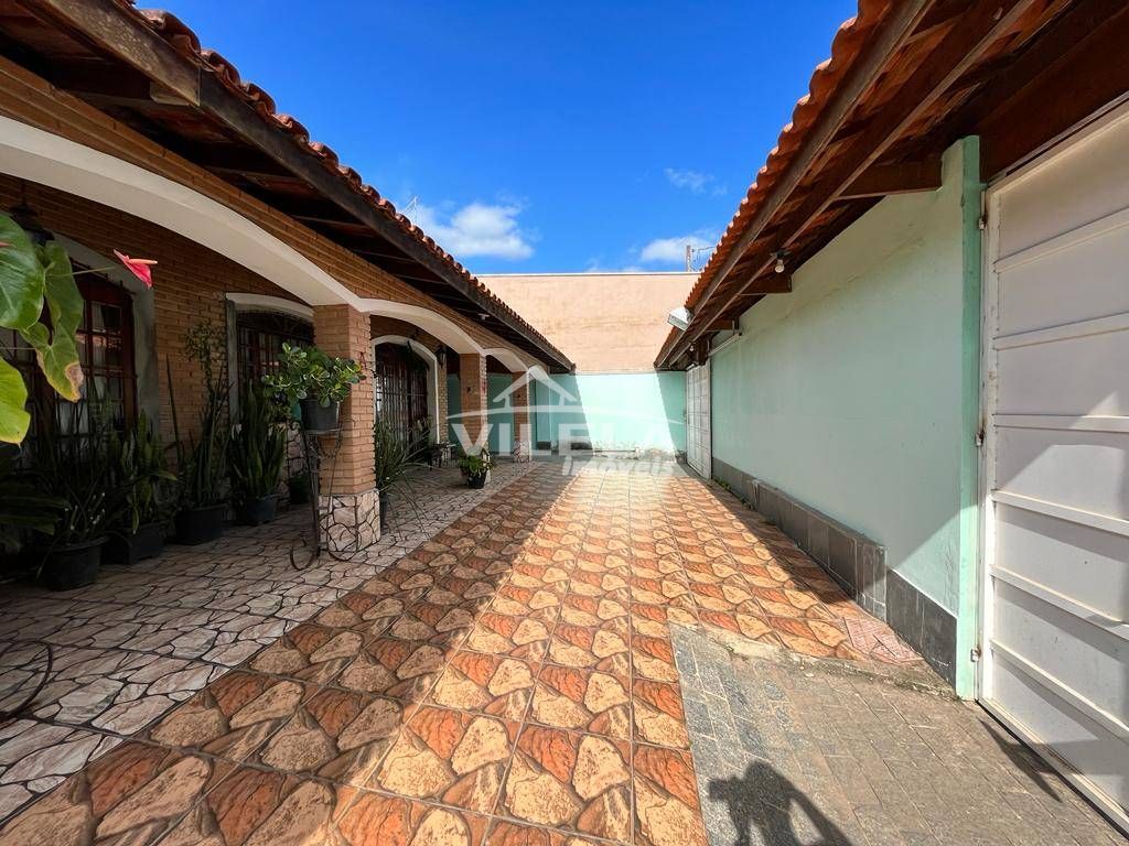 Excelente casa com piscina e edícula