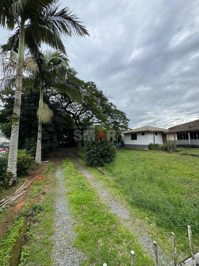 Terreno na Barra com 2 Casas em Ótima Localização