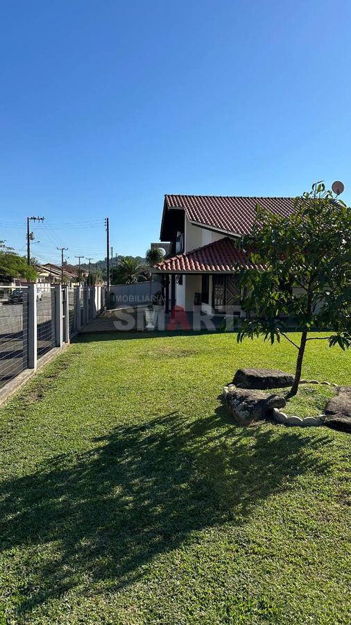 Casa com Suíte + 3 Quartos no Amizade