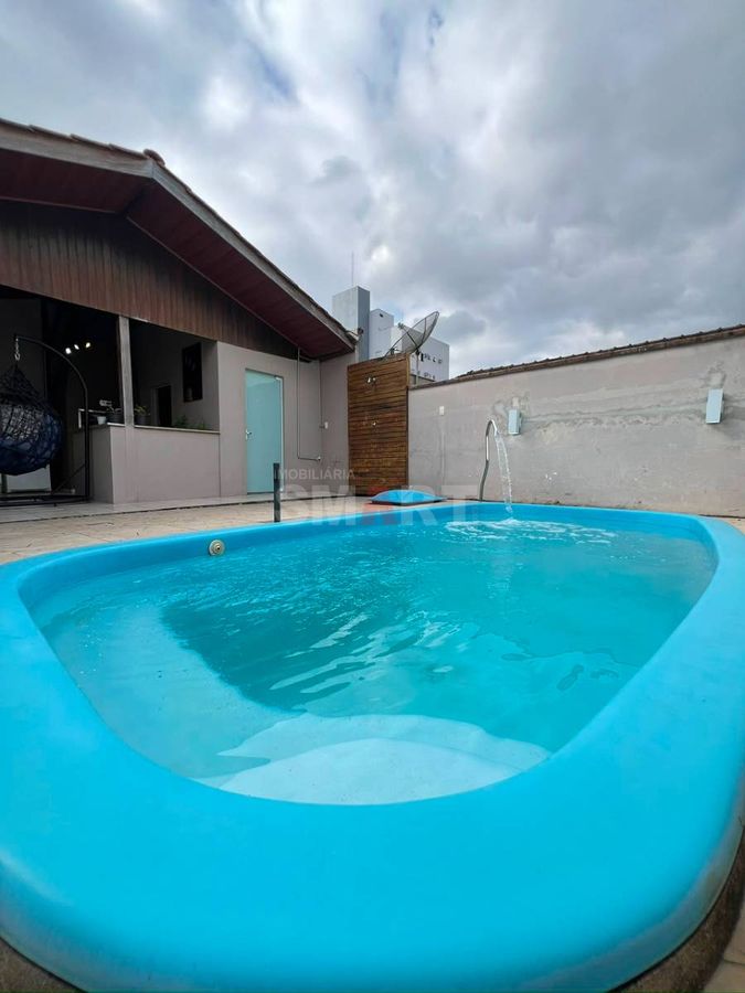 Casa com Piscina 1 Suíte e 2 Quartos no Centro de Jaraguá do Sul