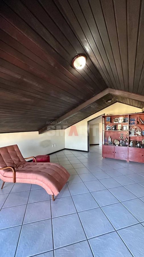 Casa com Suíte + 3 Quartos no Amizade
