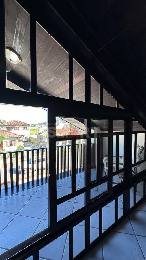 Casa com Suíte + 3 Quartos no Amizade