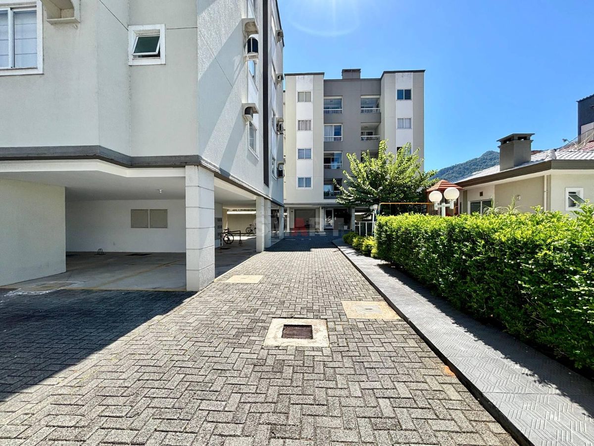 Apartamento 3 quartos (1 suíte) semimobiliado no Czerniewicz