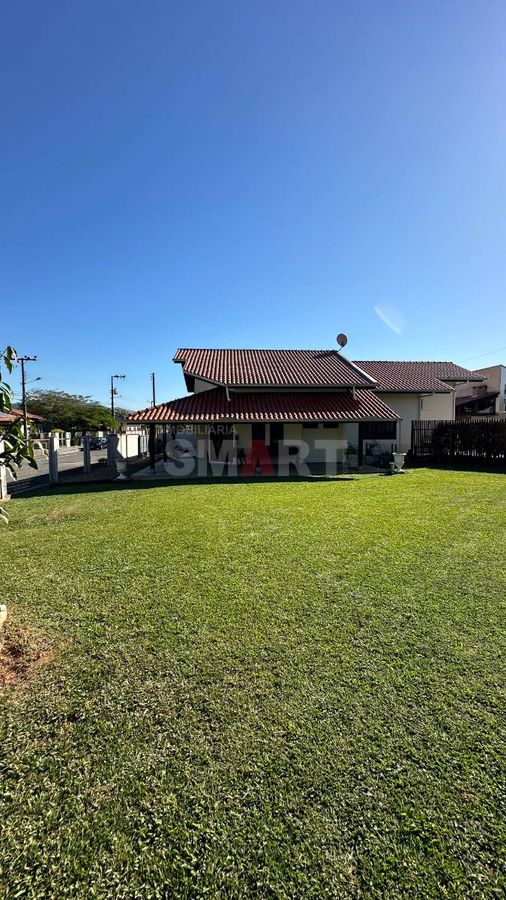 Casa com Suíte + 3 Quartos no Amizade