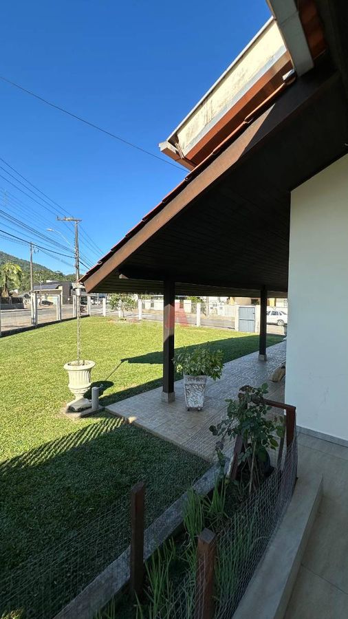 Casa com Suíte + 3 Quartos no Amizade