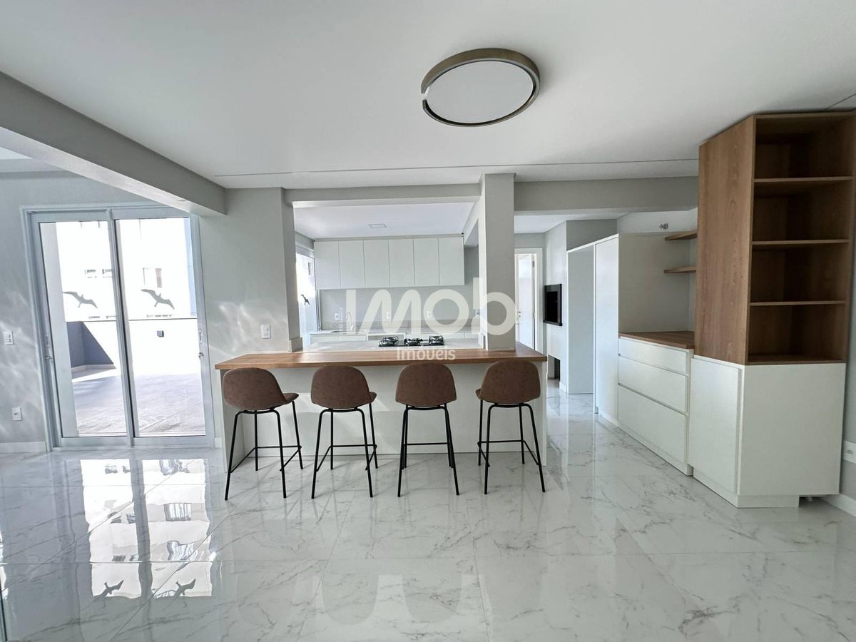Cobertura duplex com 3 suítes, centro