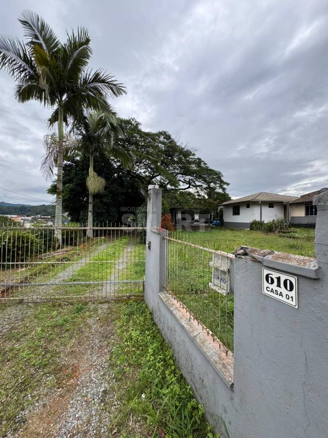 Terreno na Barra com 2 Casas em Ótima Localização