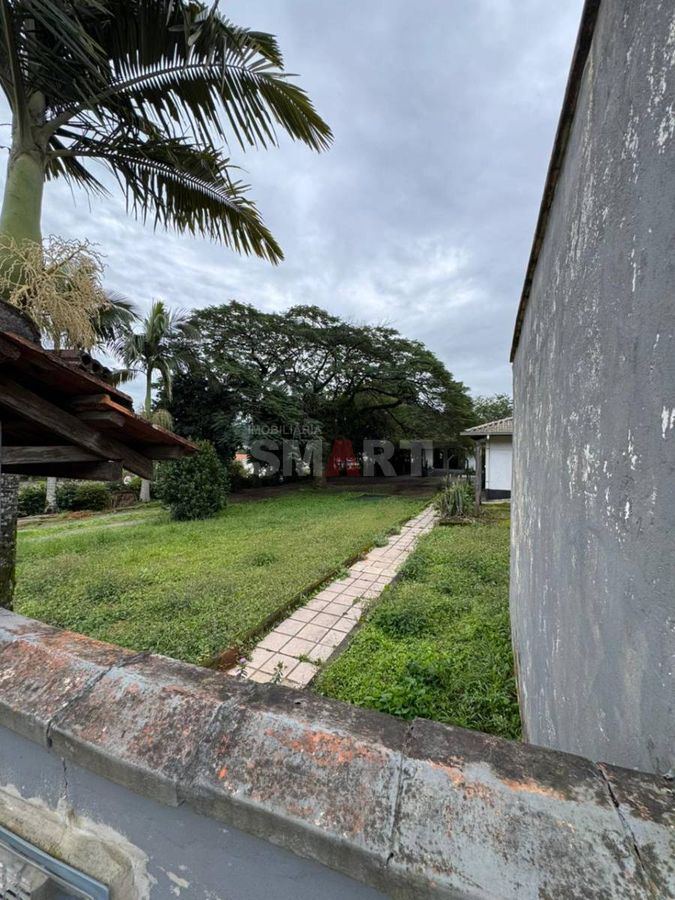 Terreno na Barra com 2 Casas em Ótima Localização