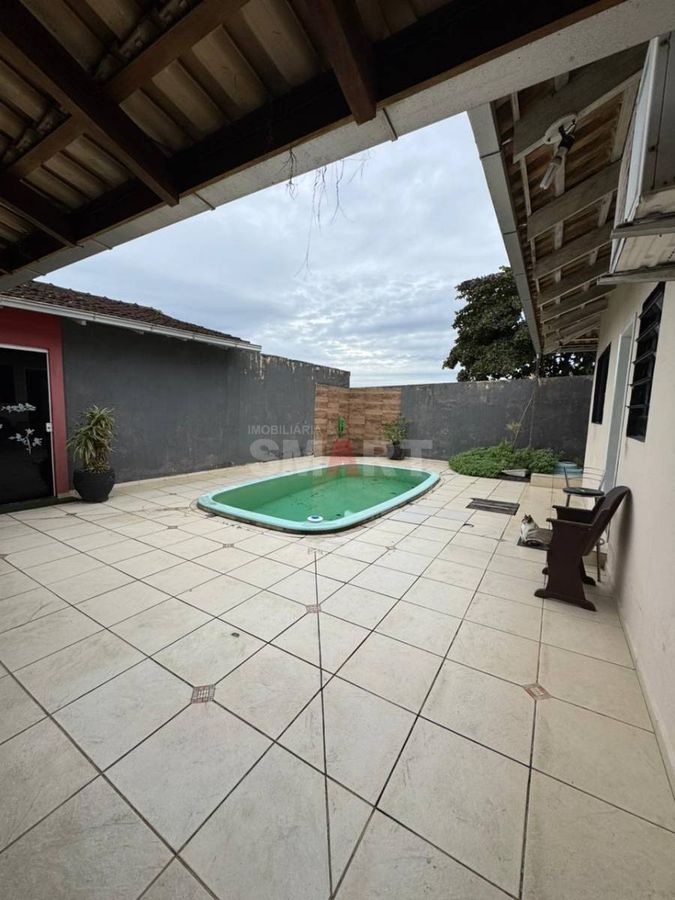 Terreno na Barra com 2 Casas em Ótima Localização
