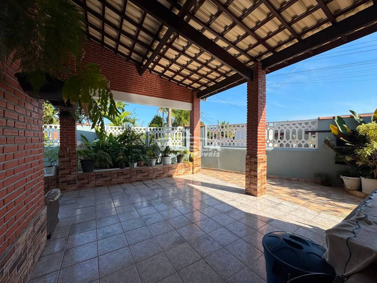 Casa térrea de esquina-jardim aruan-caraguatatuba-sp