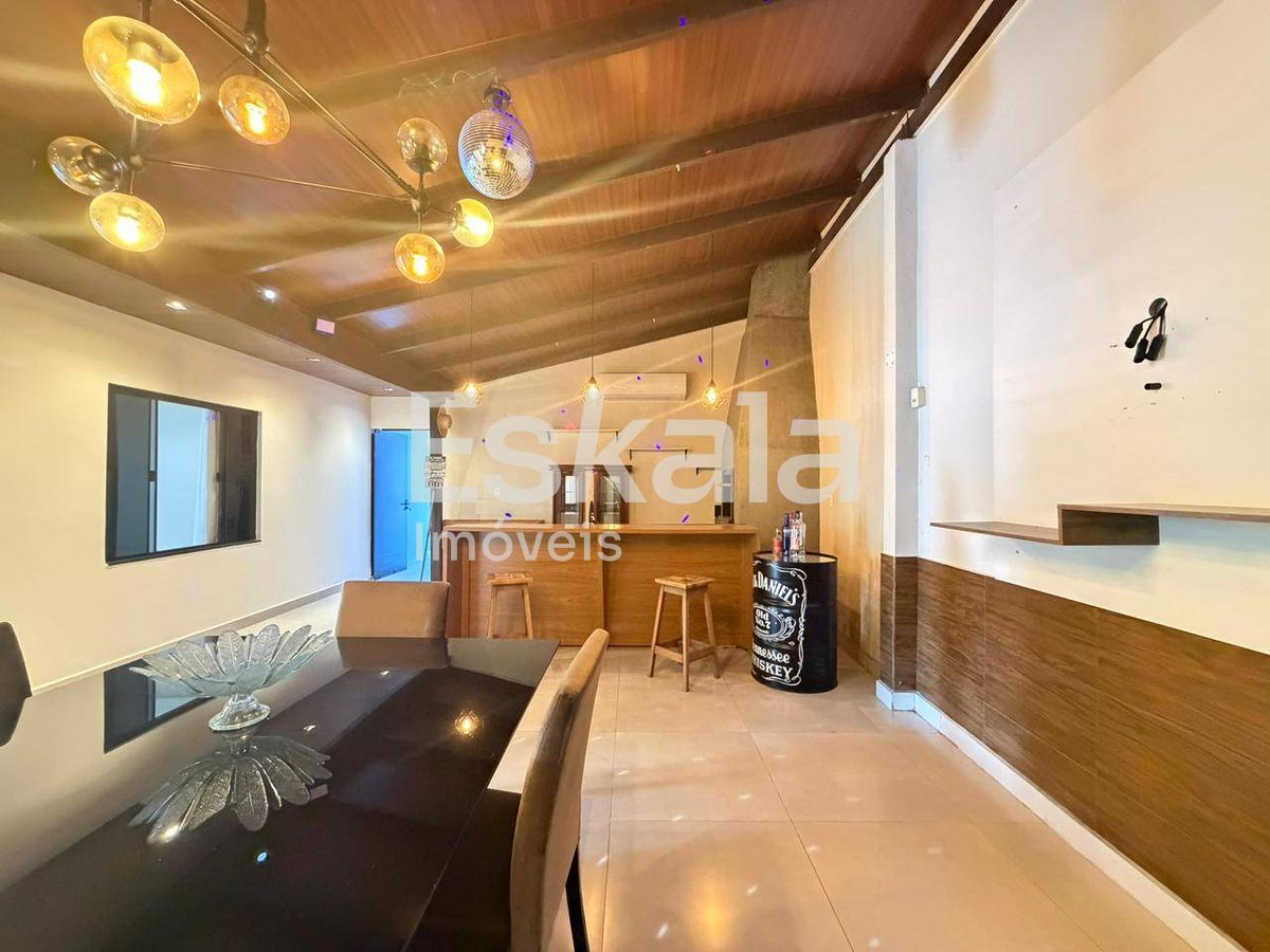 Casa Com 04 Dormitórios + 01 Suíte jaraguá Esquerdo - Jaraguá Do Sul