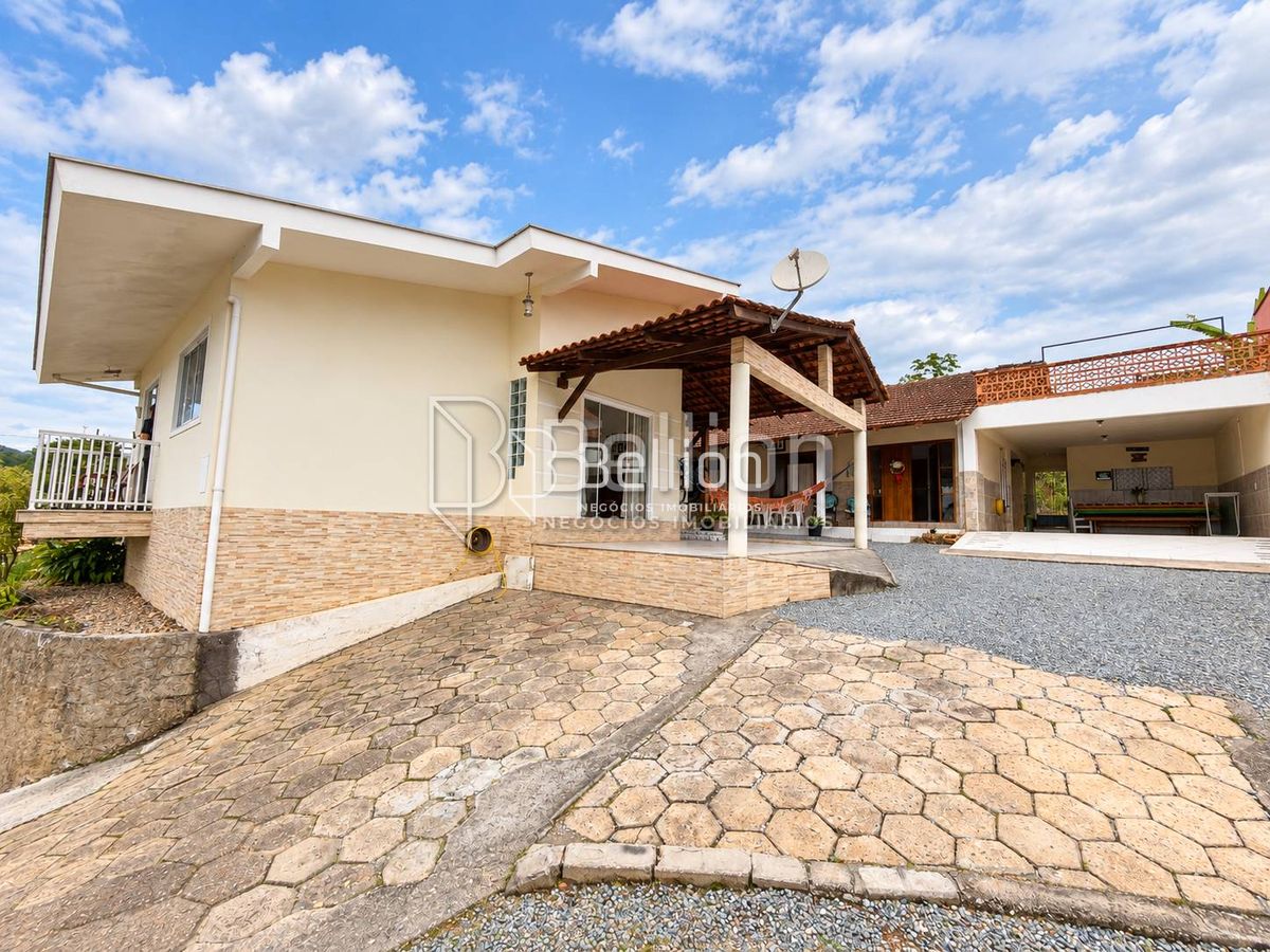 Casa, 6 quartos, 135 m² - Foto 1
