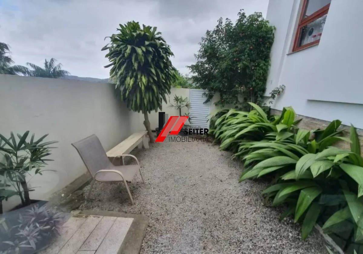 Casa à venda 350m² 6 dormitórios 2 suítes 3 vagas de garagem