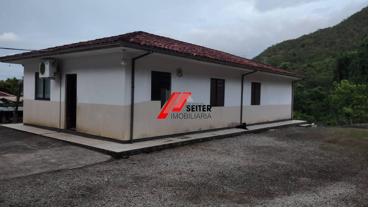 Casa à Venda em Florianópolis-SC Bairro Monte Verde com 7 Quartos