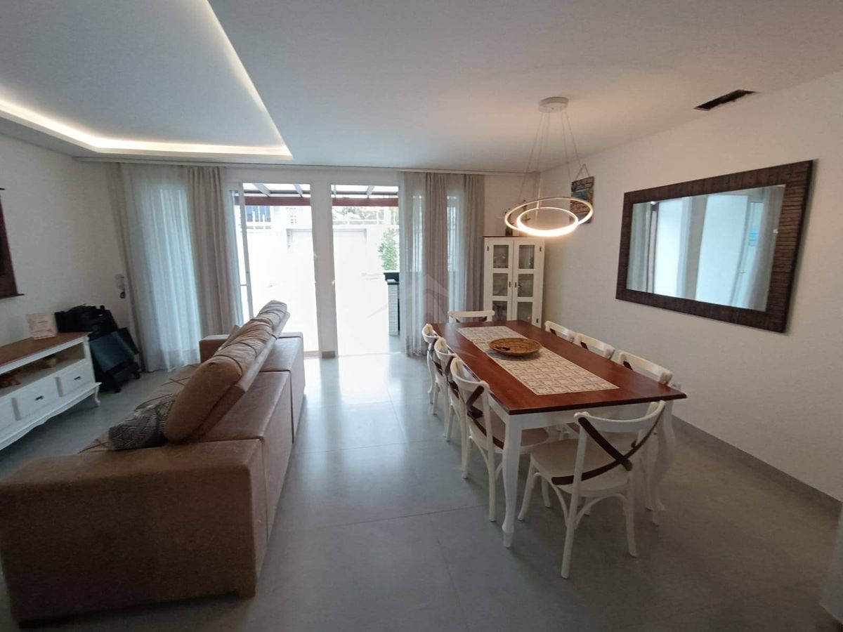 Sobrado quadra mar, com 3 quartos sendo 1 suite, cambijú