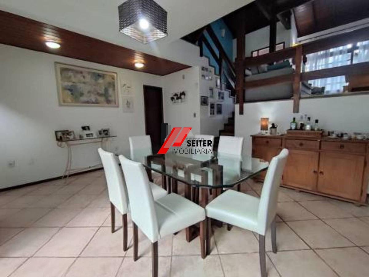 Casa com 3 dormitórios, sendo 1 suíte a venda, com área de 214,82m² Trindade