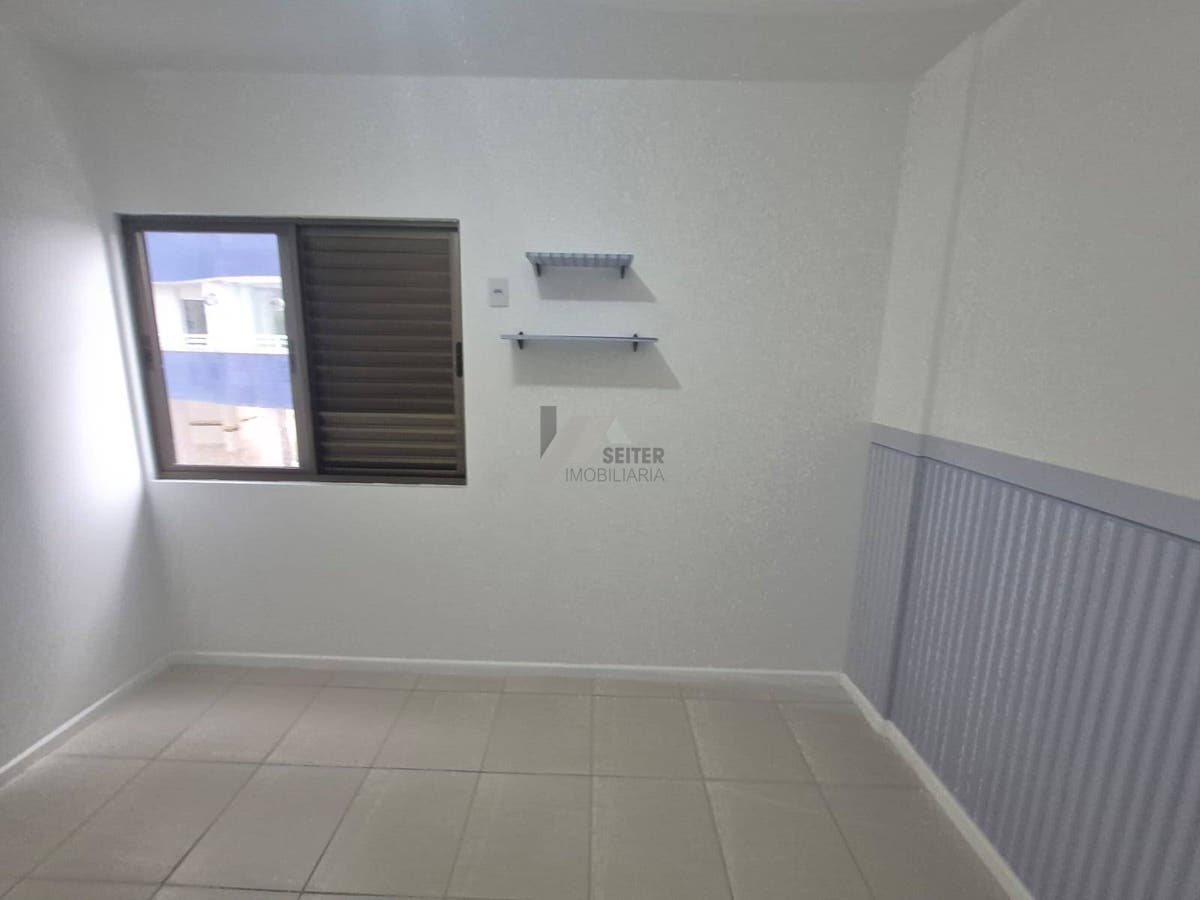 Apartamento Semi Mobiliado de 2 Dormitorios com Suite no Itacorubi