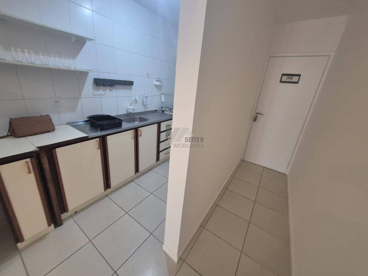 Apartamento Semi Mobiliado de 2 Dormitorios com Suite no Itacorubi