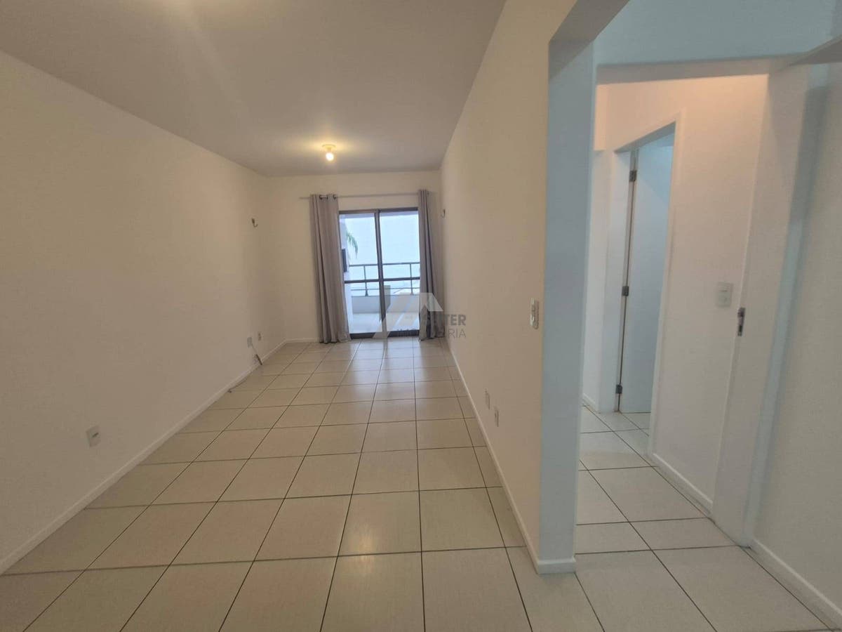 Apartamento Semi Mobiliado de 2 Dormitorios com Suite no Itacorubi