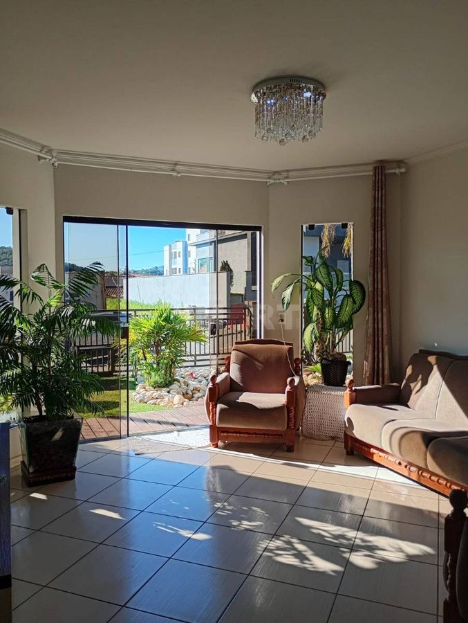 Casa à Venda no Jaraguá 99 com 3 quartos sendo 1 suíte