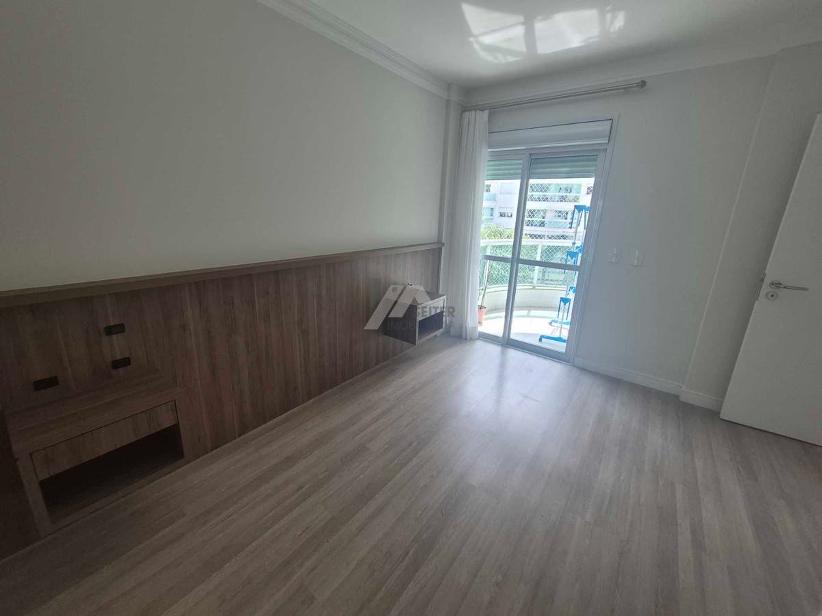 Apartamento alto padrão de 4 dormitorios sacada com churrasqueira e 2 vagas para locação no Itacorubi