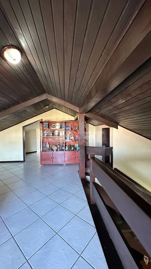 Casa com Suíte + 3 Quartos no Amizade