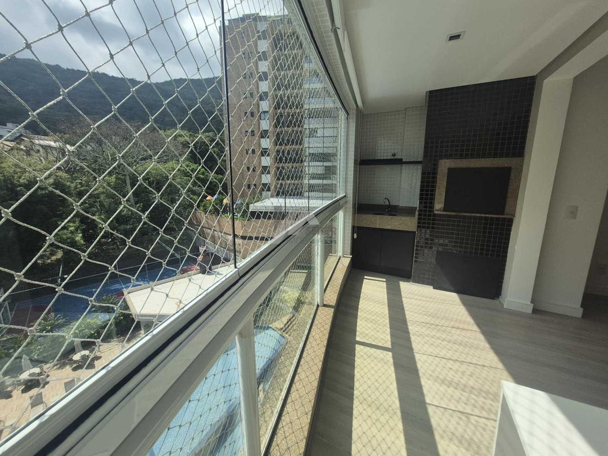 Apartamento alto padrão de 4 dormitorios sacada com churrasqueira e 2 vagas para locação no Itacorubi
