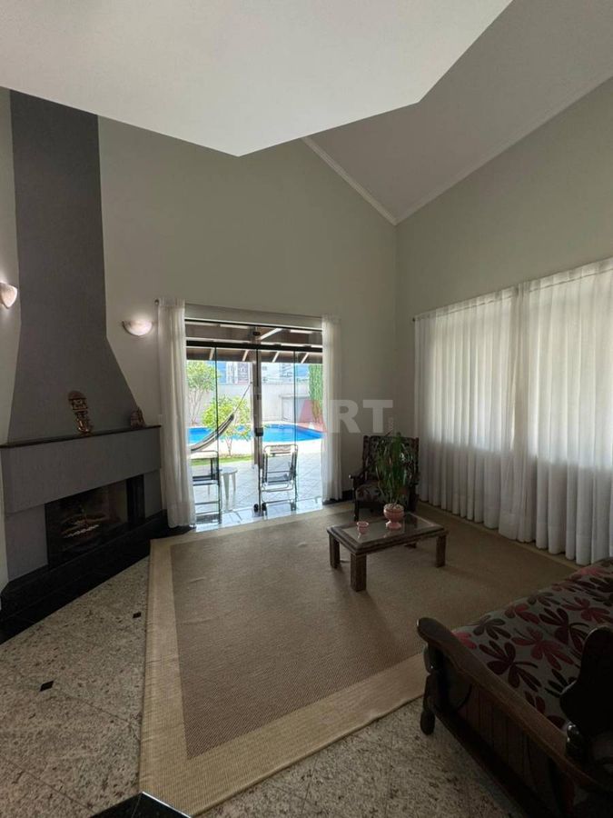 Casa Semimobiliada com 2 Suítes e 1 Quarto no Bairro Vila Nova