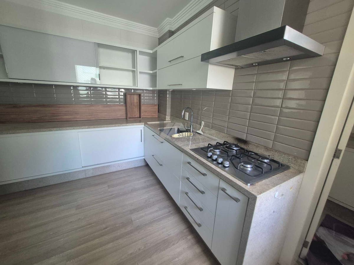 Apartamento alto padrão de 4 dormitorios sacada com churrasqueira e 2 vagas para locação no Itacorubi